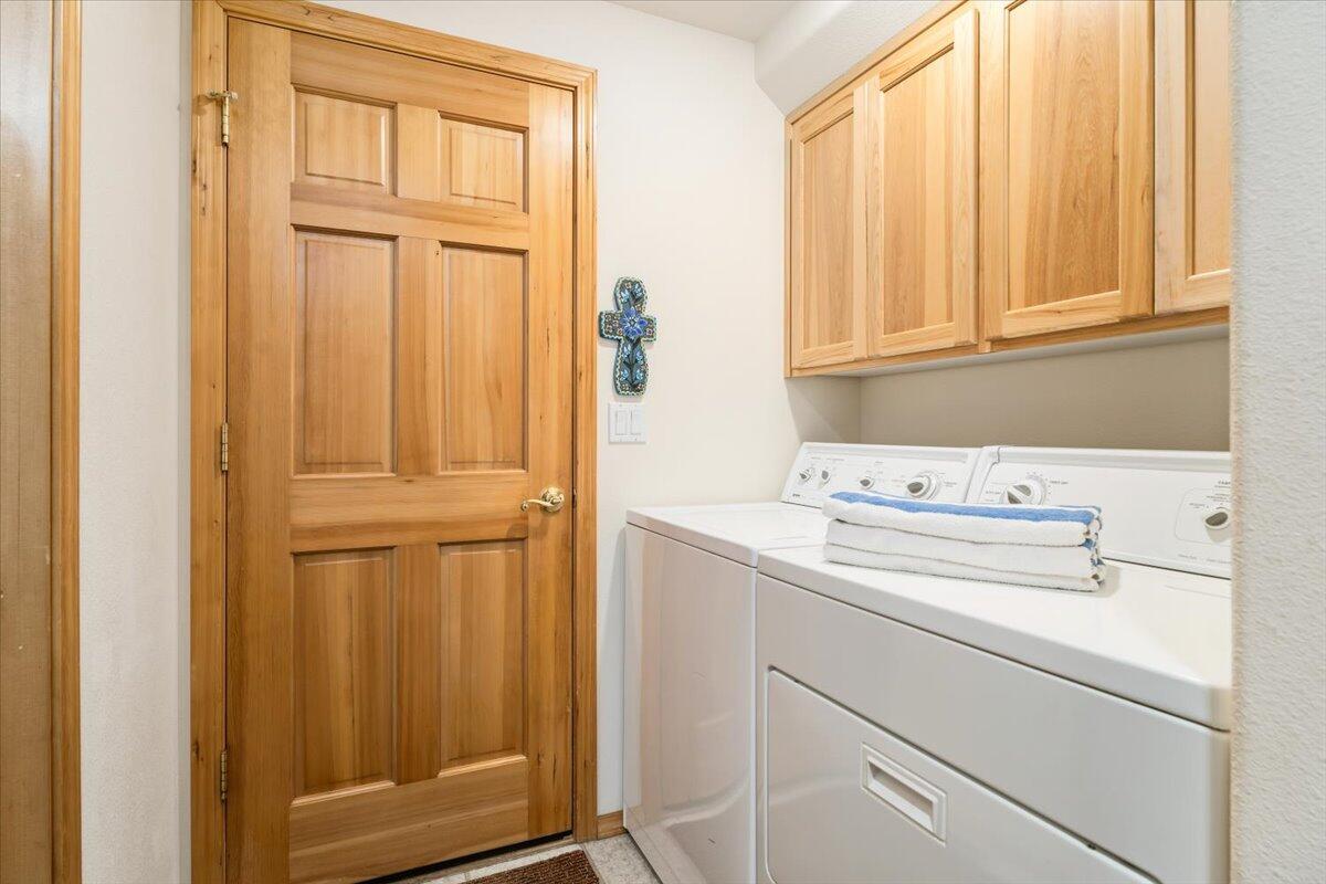 57785 Mt Rainier Lane, Unit 7 Sunriver, OR 97707 - Photo 25 of 27 Laundry Area