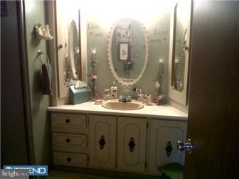 428 Iris Road Millville, NJ 08332 - Photo 4 of 5 Bathroom