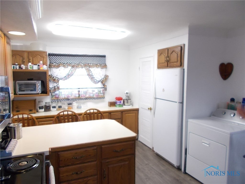 kitchen w/ eat in bar