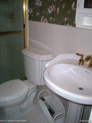 42722 Willis Road Belleville, MI 48111 - Photo 9 of 16 42722 willis MB full bath.jpg