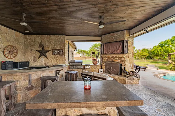 $2,100,000 | 819 County Road 356, Adkins, TX 78121