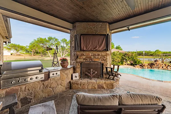 $2,100,000 | 819 County Road 356, Adkins, TX 78121