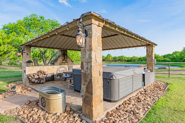 $2,100,000 | 819 County Road 356, Adkins, TX 78121