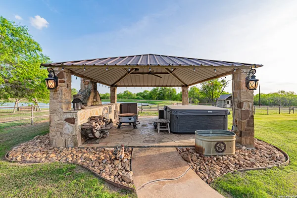 $2,100,000 | 819 County Road 356, Adkins, TX 78121