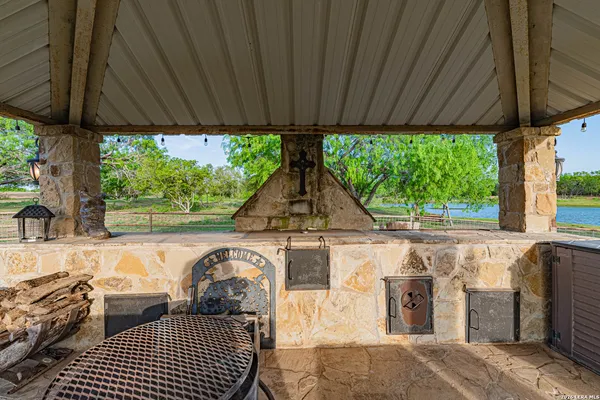 $2,100,000 | 819 County Road 356, Adkins, TX 78121