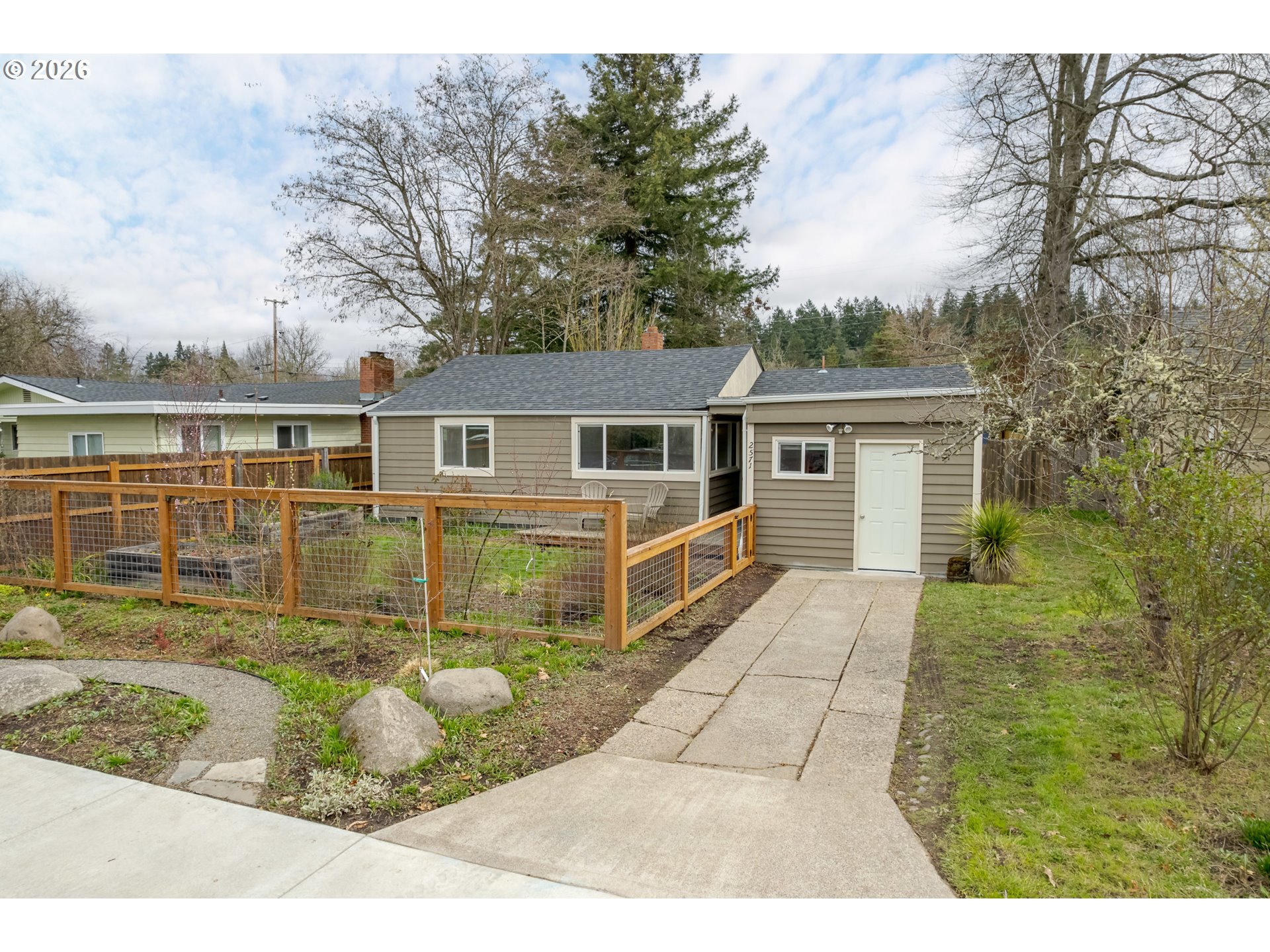 2571 Alder Street Eugene, OR 97405 - Photo 3 of 48