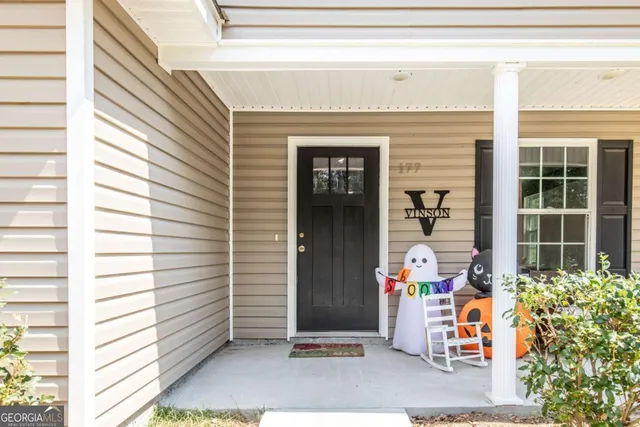 a view of entryway front of house