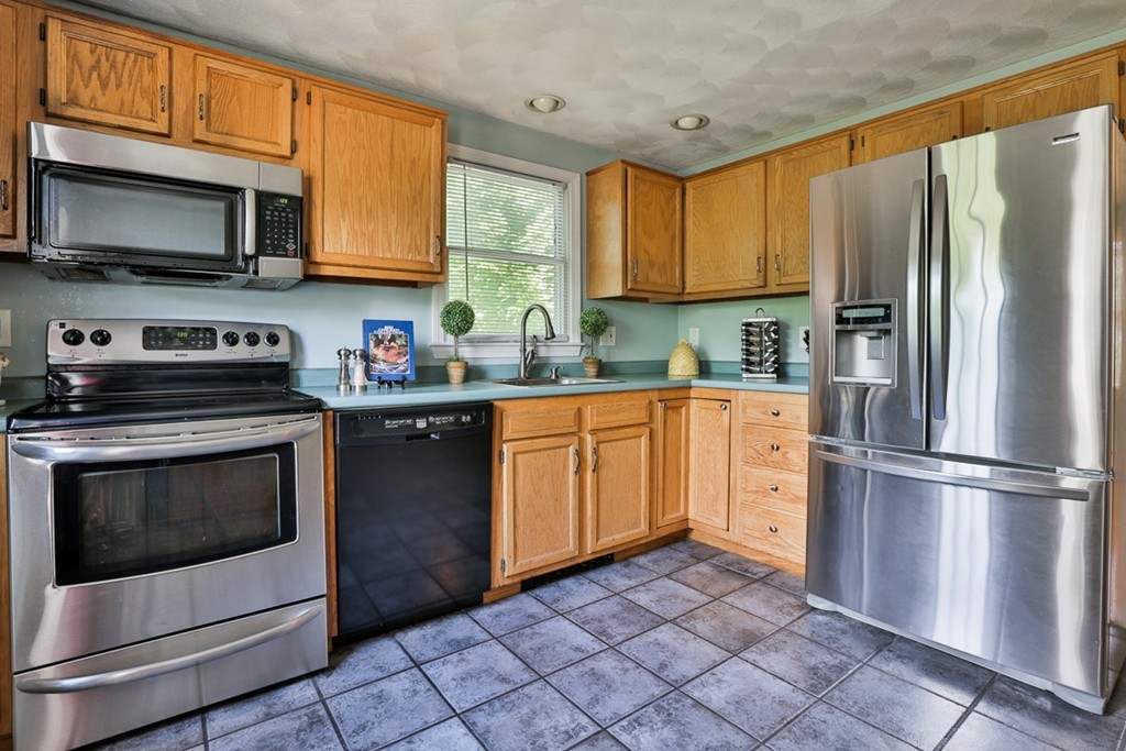 4 Mellon Road Billerica, MA 01862 - Photo 4 of 22 Gallery Image 4