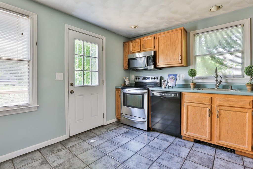 4 Mellon Road Billerica, MA 01862 - Photo 6 of 22 Gallery Image 6