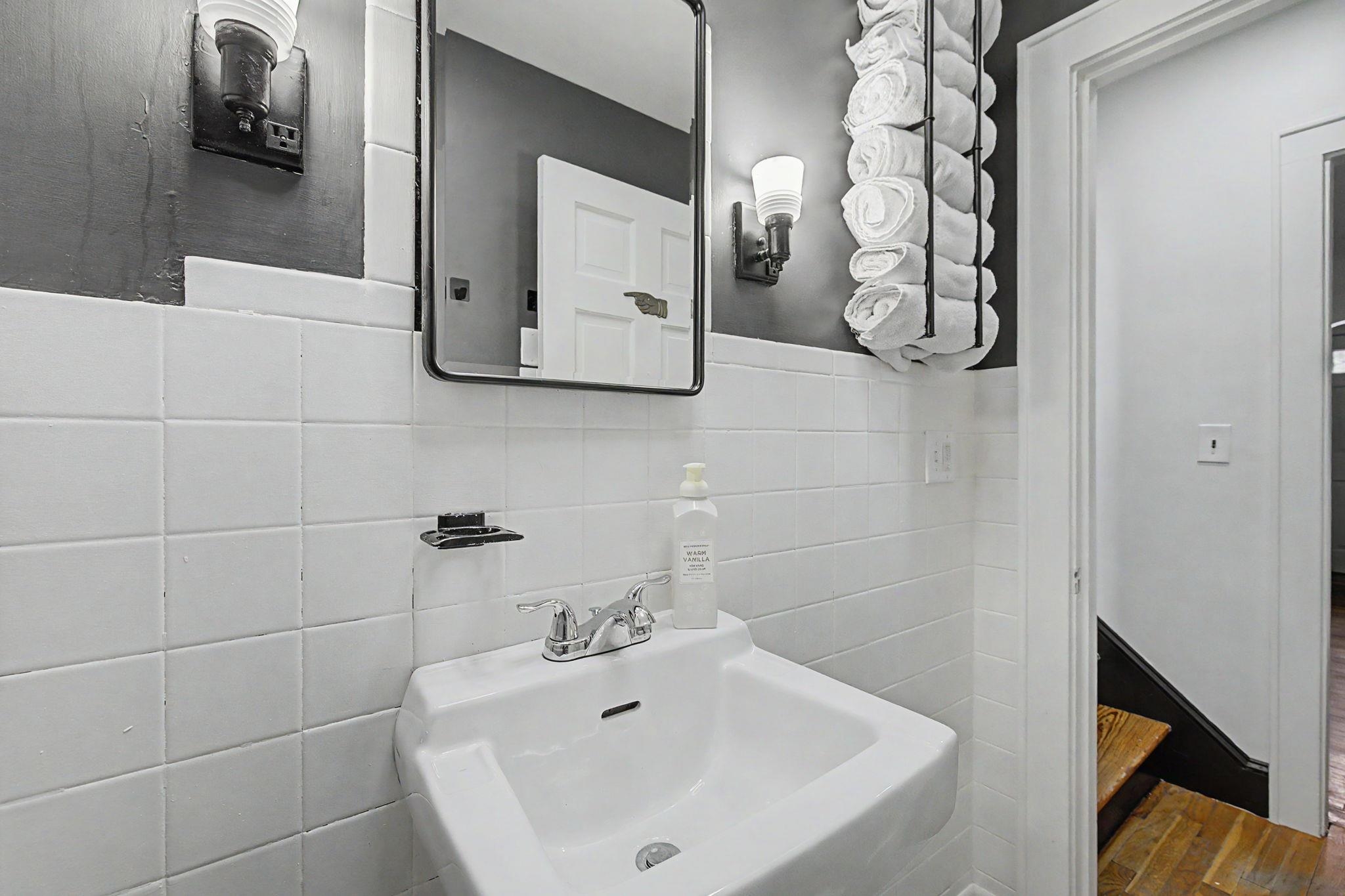 171 Kenney Street Manchester, NH 03103 - Photo 27 of 60