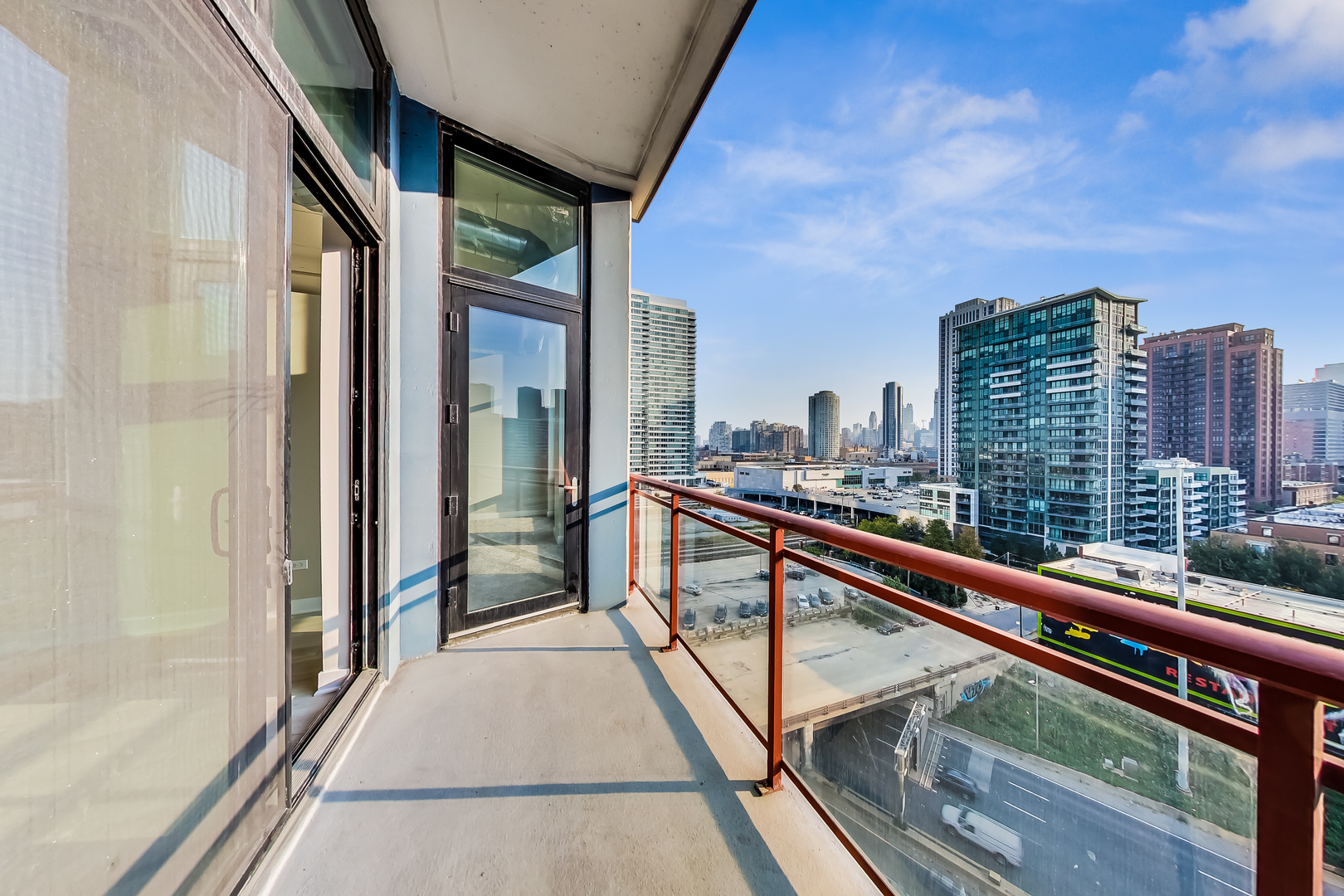 740 West Fulton Street, Unit 905 Chicago, IL 60661 - Photo 3 of 23 a balcony with view of city
