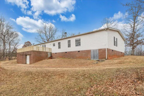 a view of a house with backyard