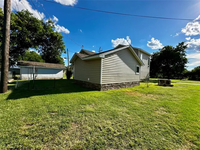 a view of a house with backyard and garden