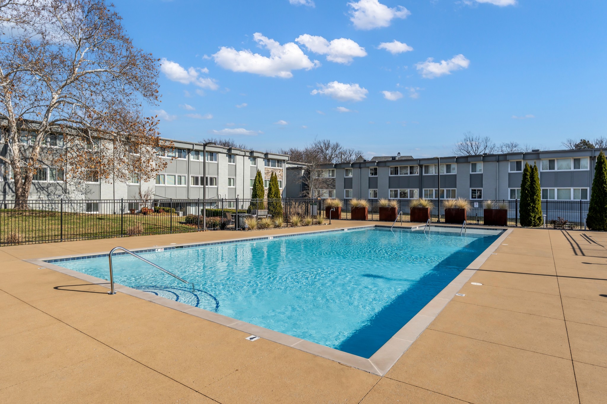1900 Richard Jones Road, Unit R8 Nashville, TN 37215 - Photo 20 of 21 a view of swimming pool with outdoor seating and city view
