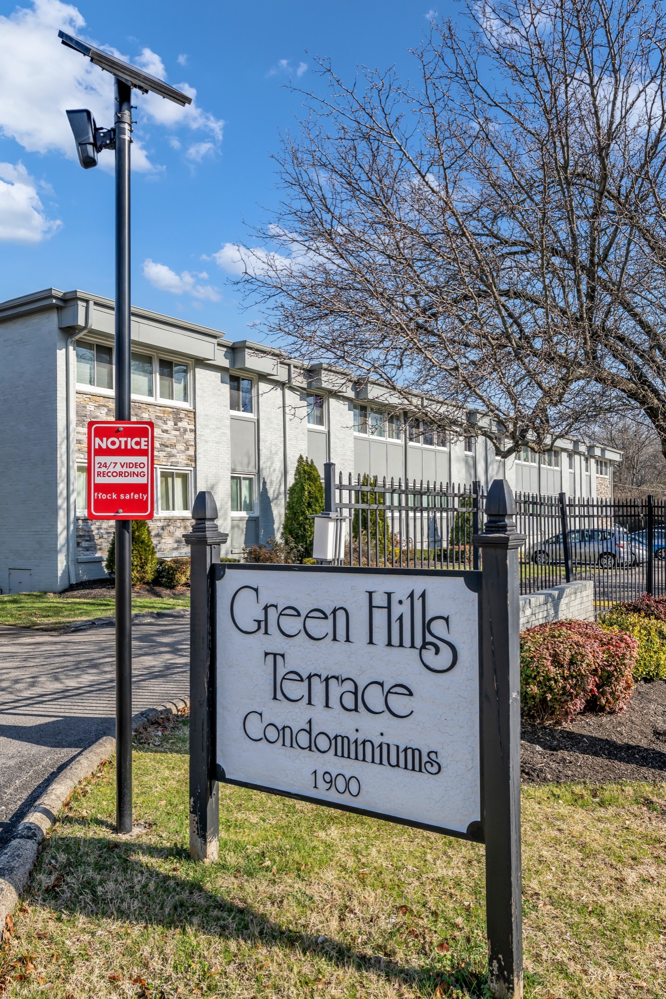 1900 Richard Jones Road, Unit R8 Nashville, TN 37215 - Photo 3 of 21 a sign on the side of a building