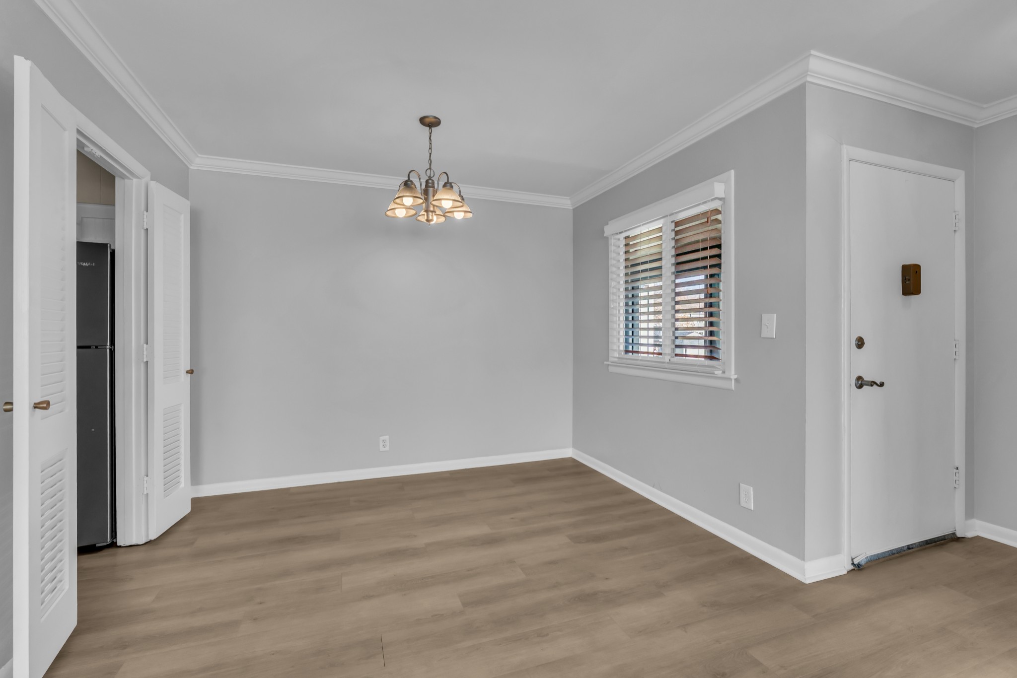 1900 Richard Jones Road, Unit R8 Nashville, TN 37215 - Photo 5 of 21 a view of an empty room with wooden floor and a window