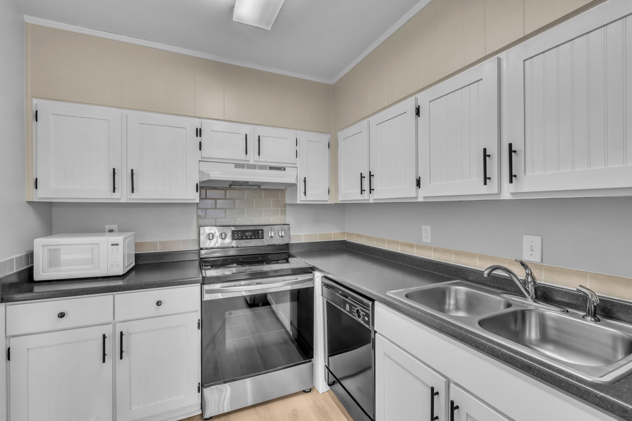 1900 Richard Jones Road, Unit R8 Nashville, TN 37215 - Photo 8 of 21 a kitchen with stainless steel appliances granite countertop a sink stove oven and white cabinets