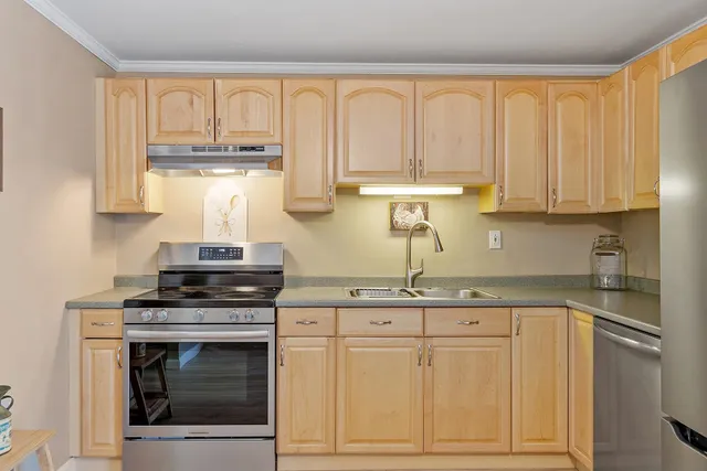 $330,000 | 25 Hampton Road, Unit B1, Exeter, NH 03833
