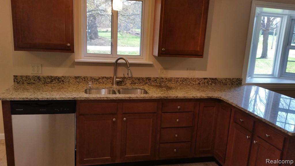 880 West Livingston Road Highland, MI 48357 - Photo 4 of 29 Tons of Counter Space