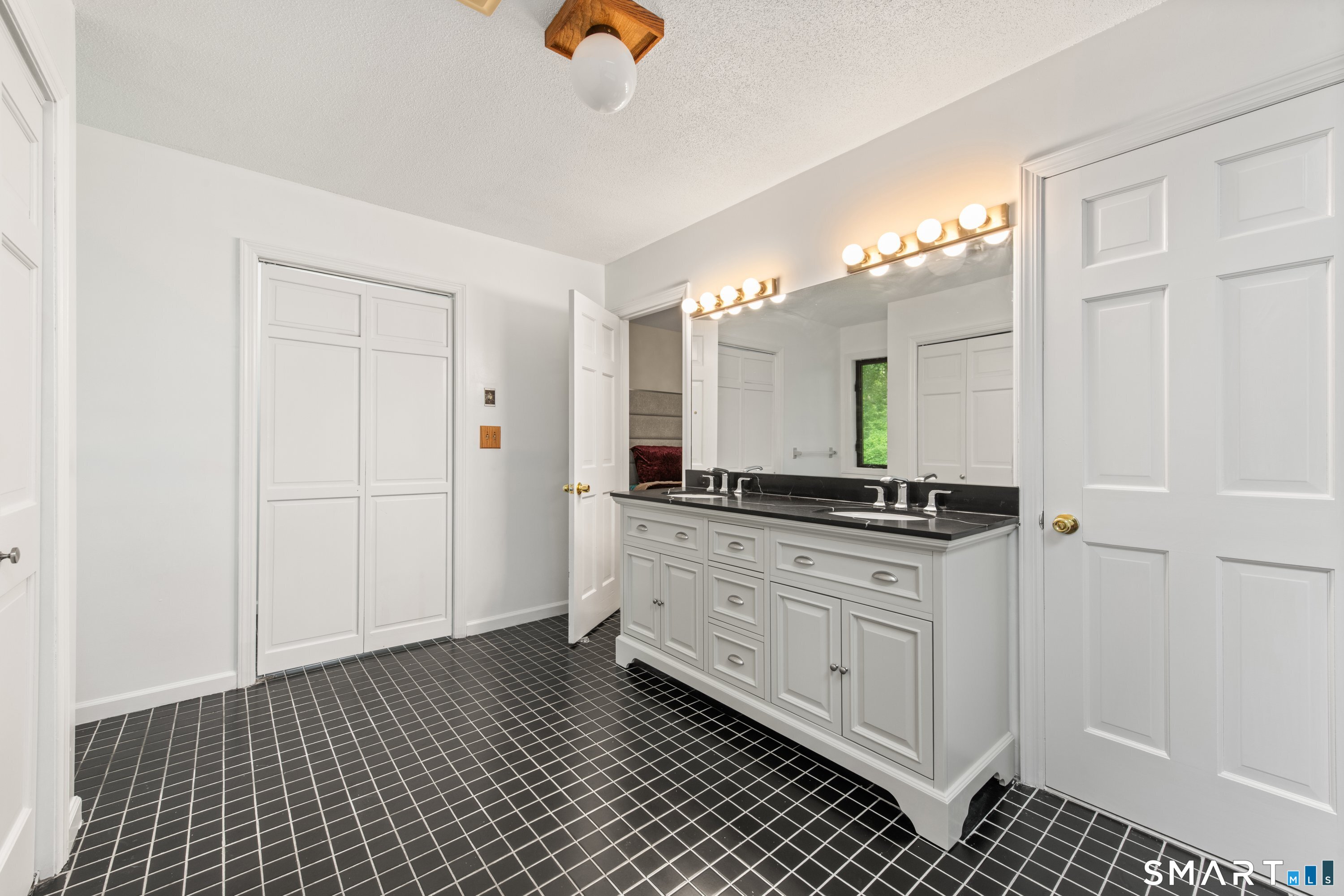 223 Sterling Road Trumbull, CT 06611 - Photo 19 of 40 Gallery Image 19