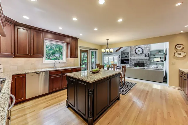 $875,000 | 2098 Fall Brook Drive, Naperville, IL 60565