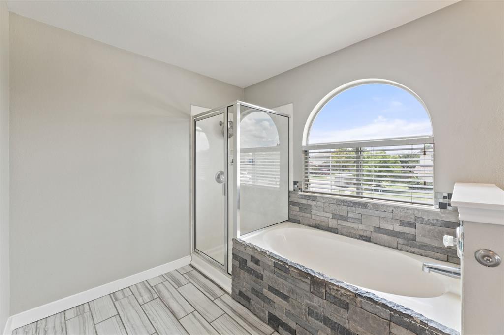 2700 Breezy Point Cove Round Rock, TX 78665 - Photo 20 of 26 a spacious bathroom with a bathtub and a shower