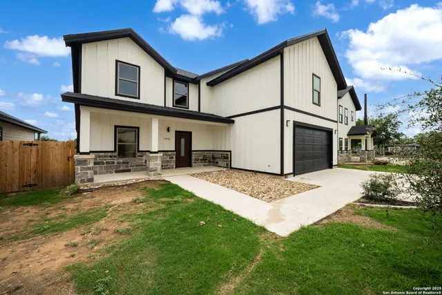 a view of a yard in front of house