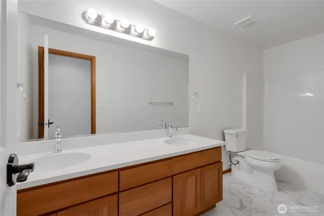 a view of yard with green space