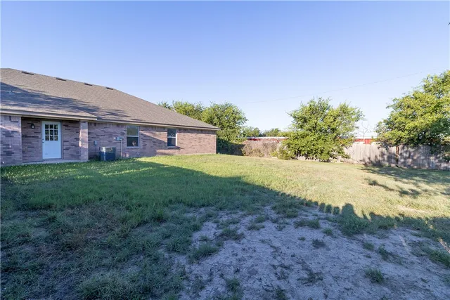 a view of a yard with an tree