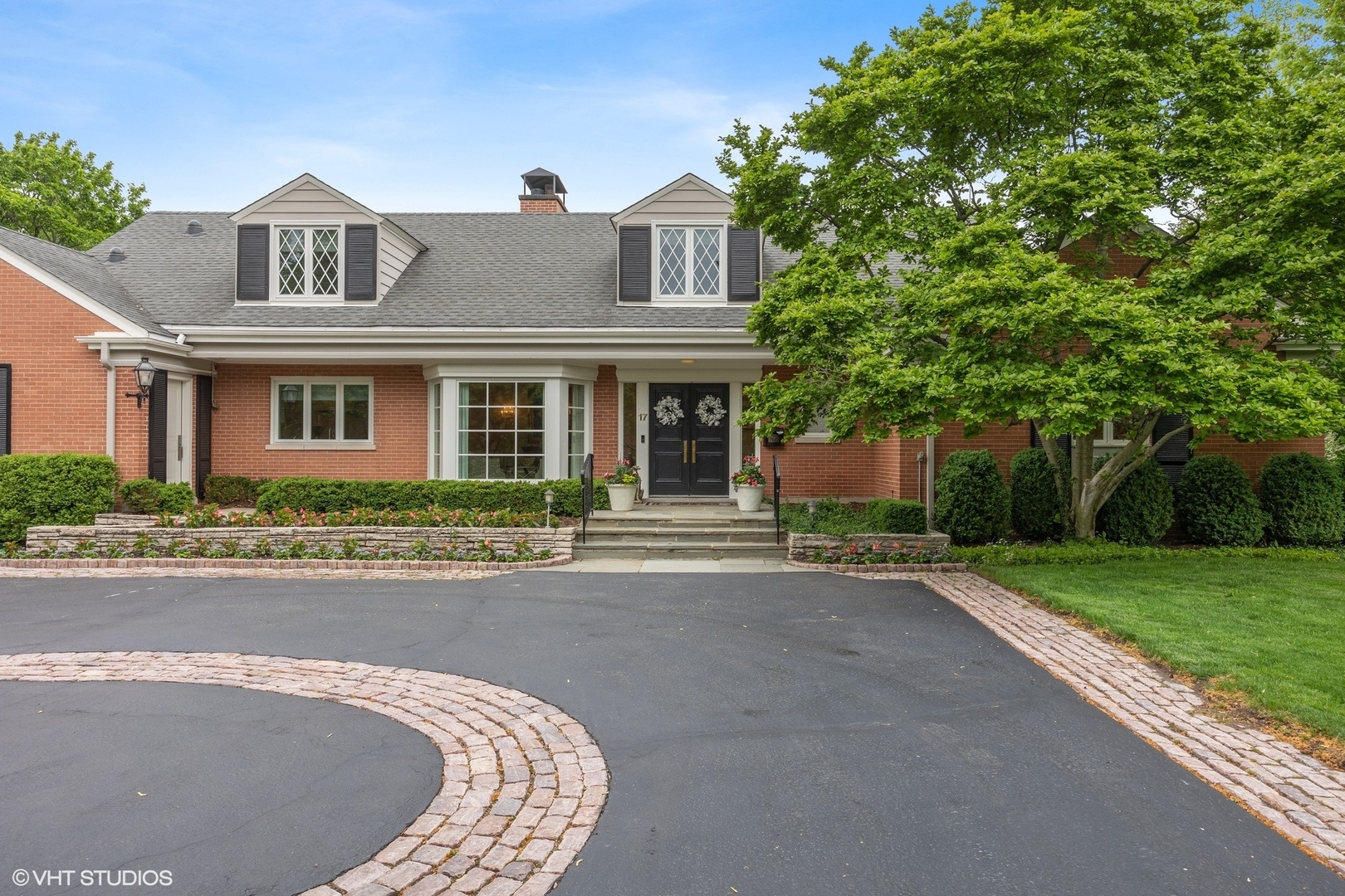17 Meadowview Road Northfield, IL 60093 - Photo 2 of 50 front view of a house with a yard