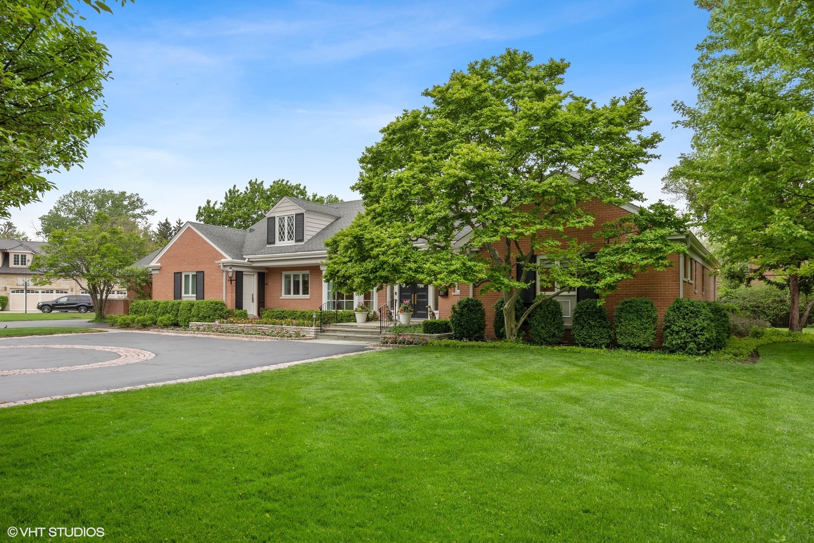 17 Meadowview Road Northfield, IL 60093 - Photo 3 of 50 a front view of a house with a garden
