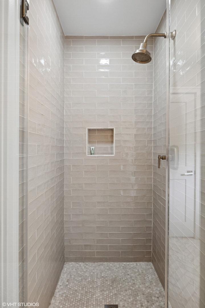 17 Meadowview Road Northfield, IL 60093 - Photo 35 of 50 a bathroom with a shower