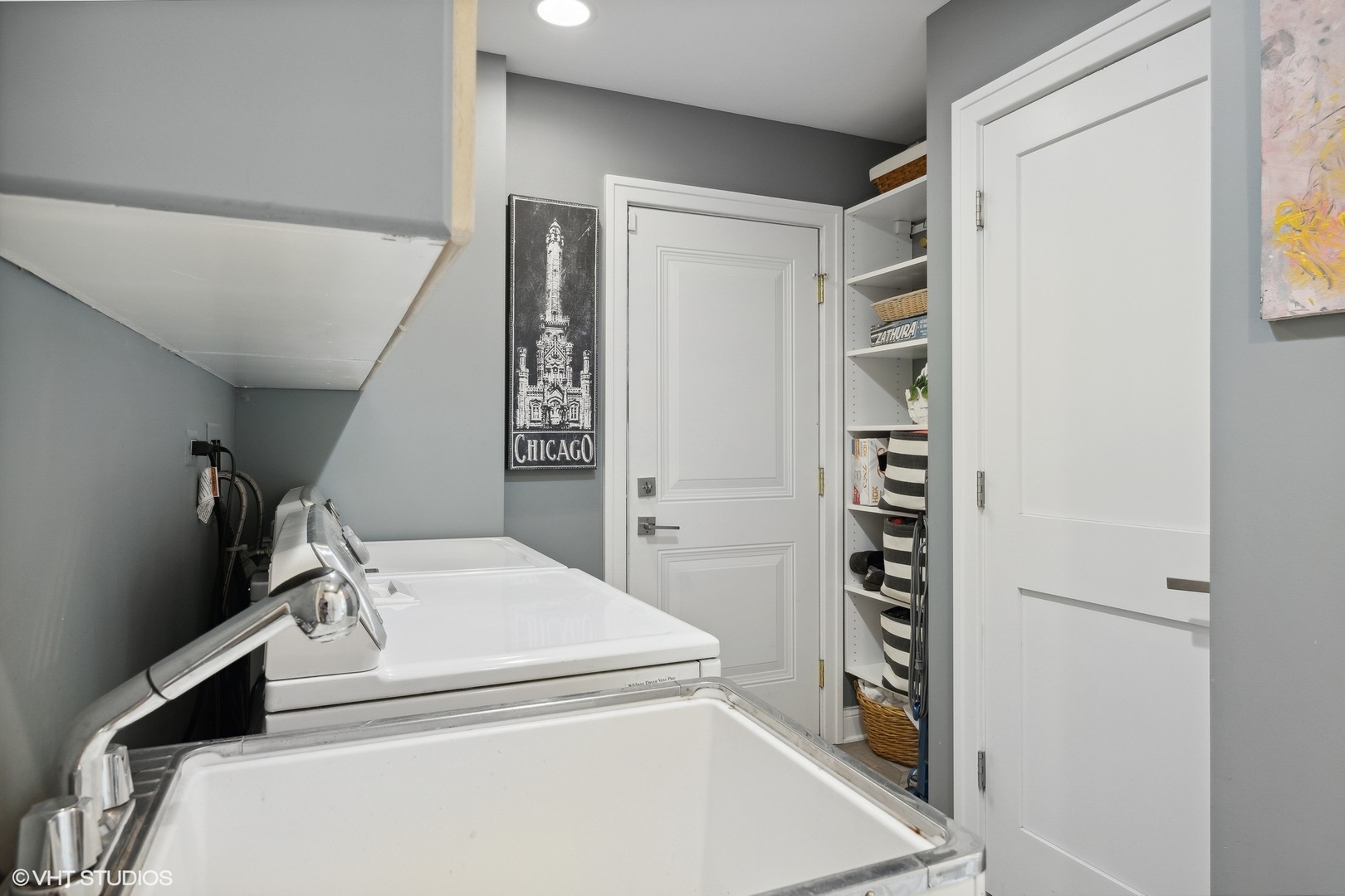 17 Meadowview Road Northfield, IL 60093 - Photo 36 of 50 a room with furniture a washer and dryer