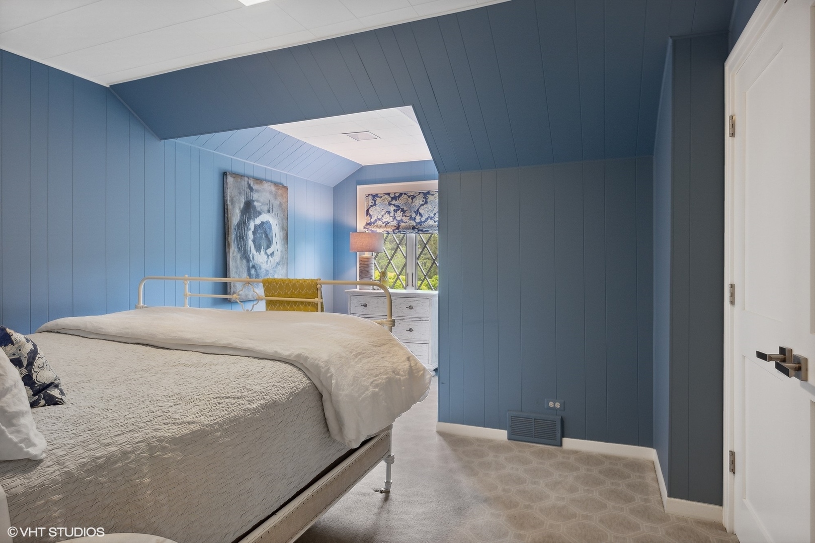 17 Meadowview Road Northfield, IL 60093 - Photo 40 of 50 a bedroom with a bed and painting on the wall