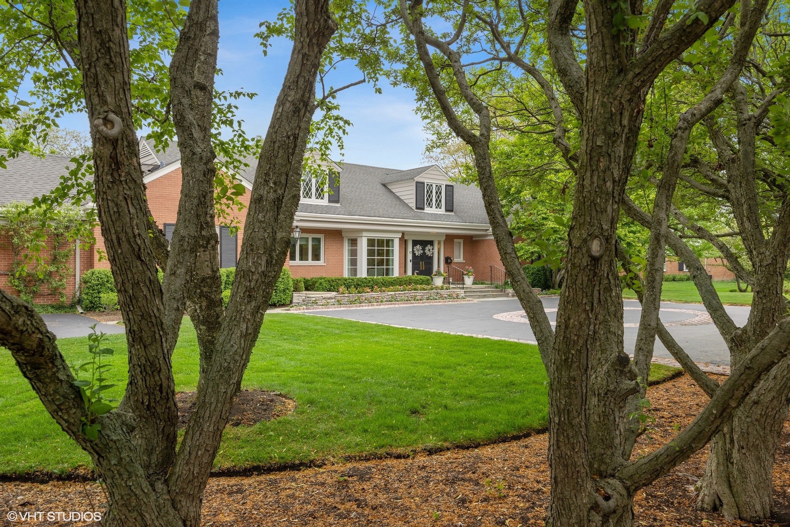 17 Meadowview Road Northfield, IL 60093 - Photo 4 of 50 a front view of a house with garden