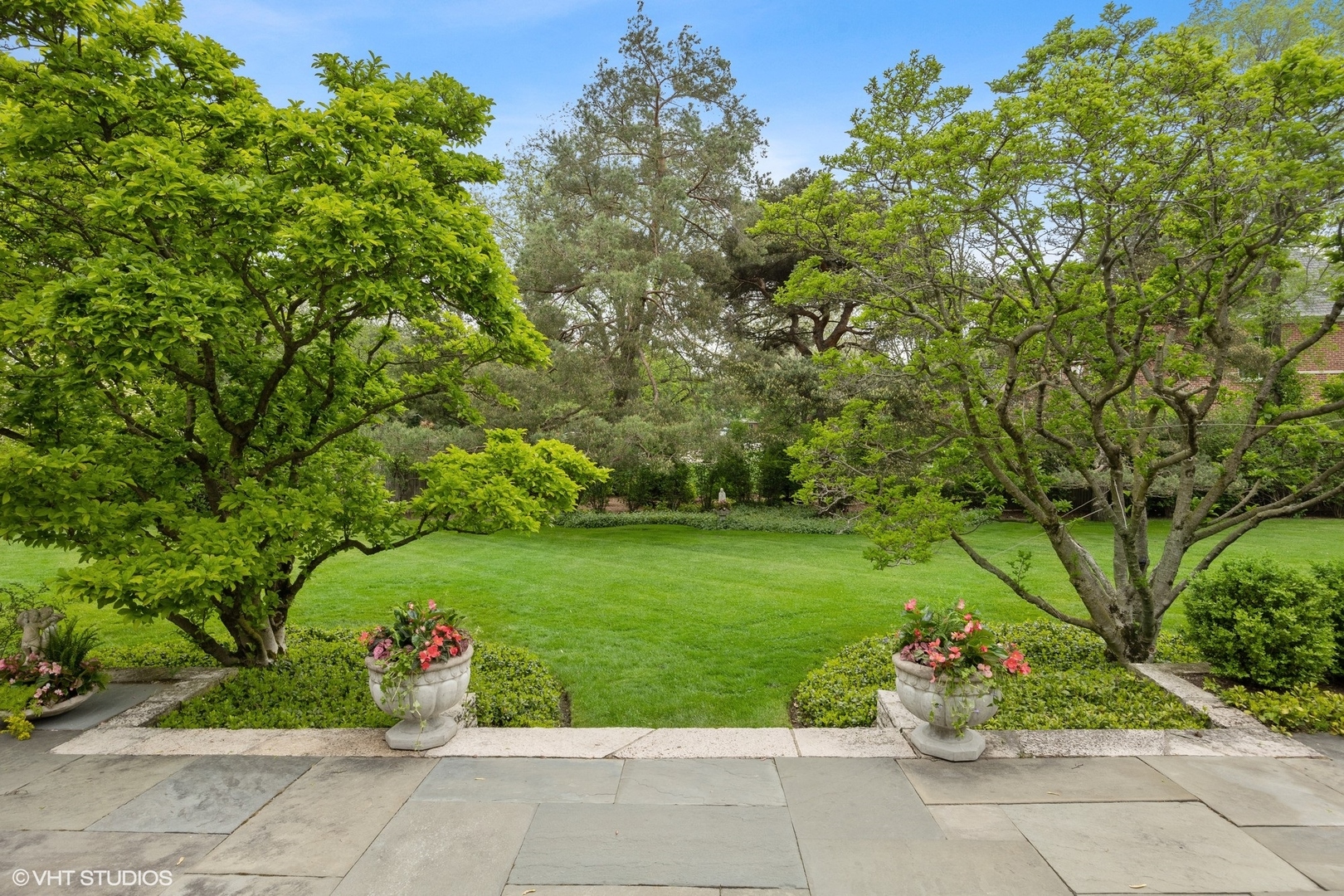 17 Meadowview Road Northfield, IL 60093 - Photo 43 of 50 a view of a garden with plants and large trees