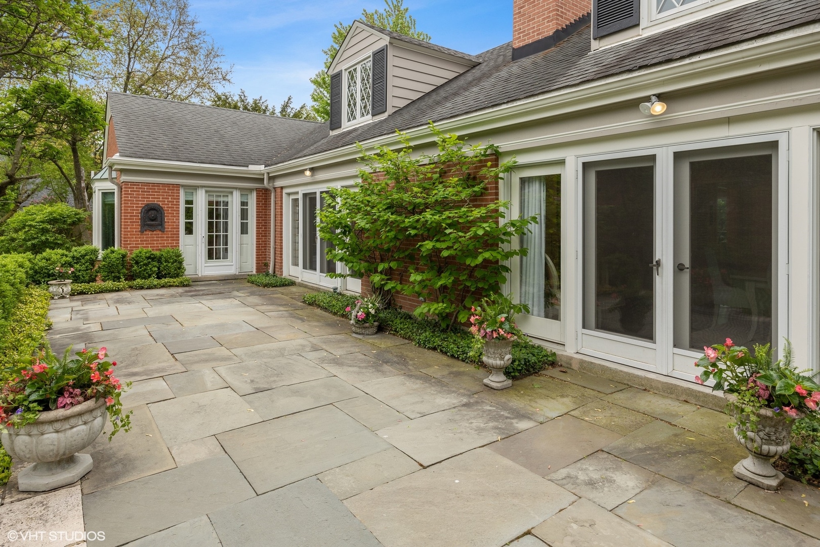 17 Meadowview Road Northfield, IL 60093 - Photo 45 of 50 a front view of a house with garden
