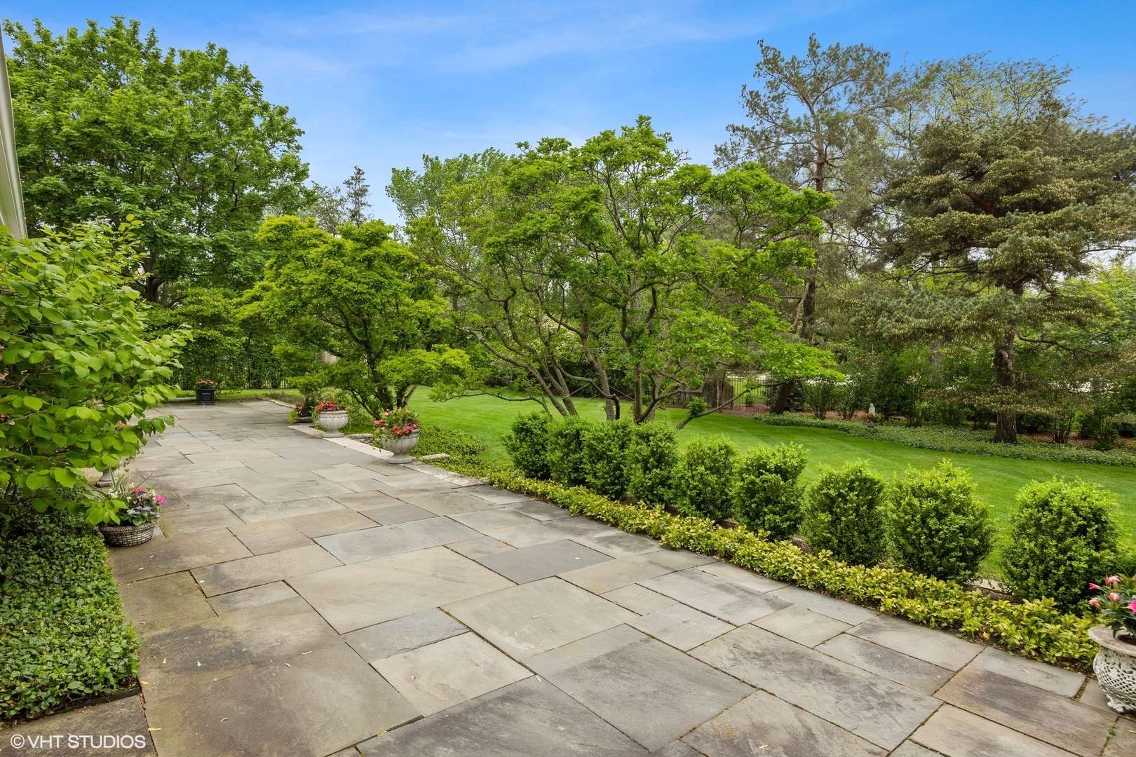 17 Meadowview Road Northfield, IL 60093 - Photo 47 of 50 a view of a garden with plants and large trees