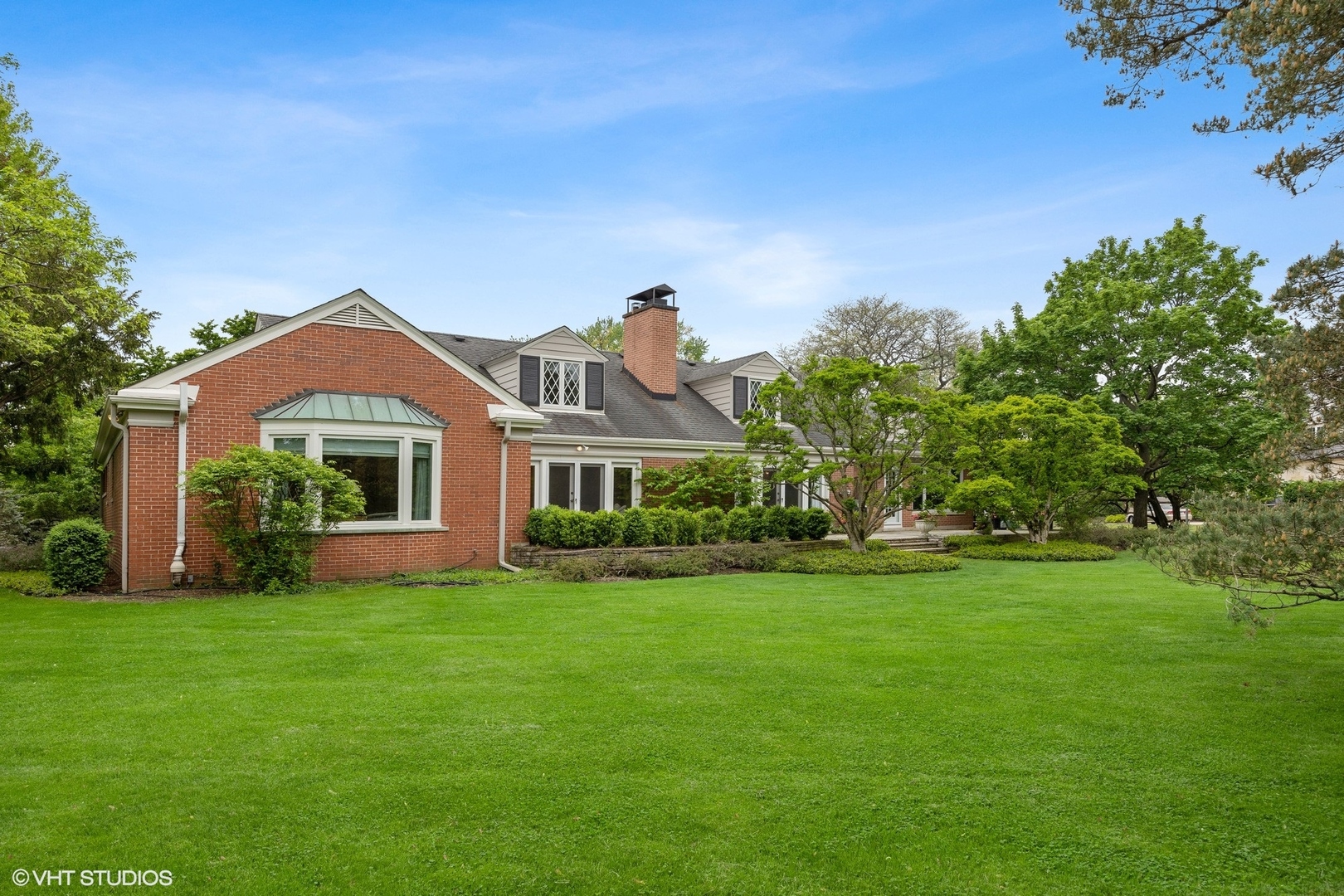 17 Meadowview Road Northfield, IL 60093 - Photo 50 of 50 a front view of house with yard and green space