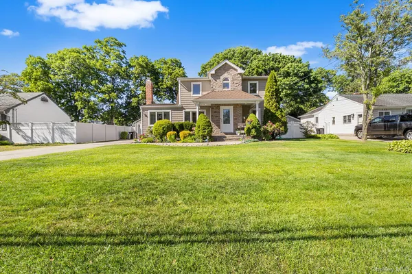 $699,999 | 113 Duffy Place, West Islip, NY 11795