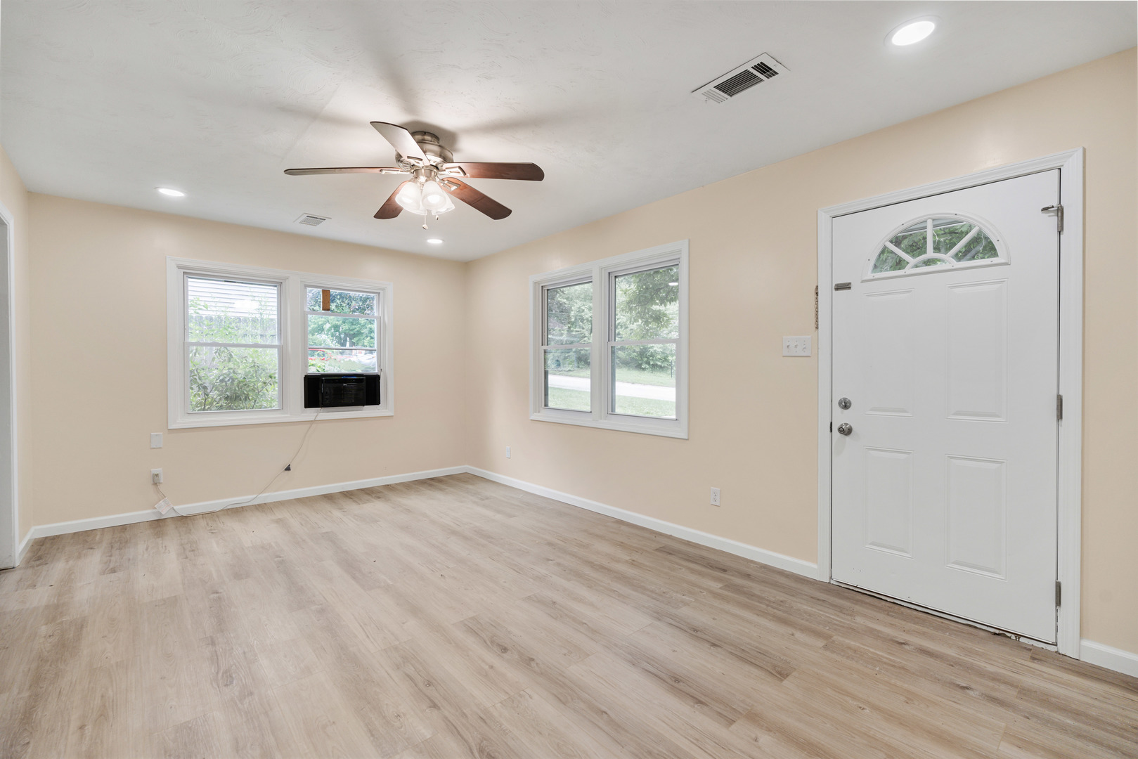 7002 Ridge Drive Davenport, IA 52806 - Photo 3 of 27