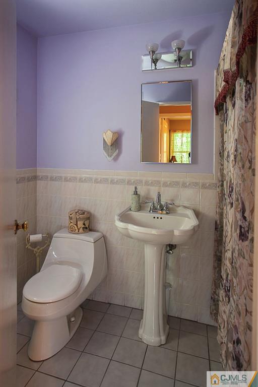 68 Richard Road Edison, NJ 08820 - Photo 24 of 25 a bathroom with a toilet sink and mirror