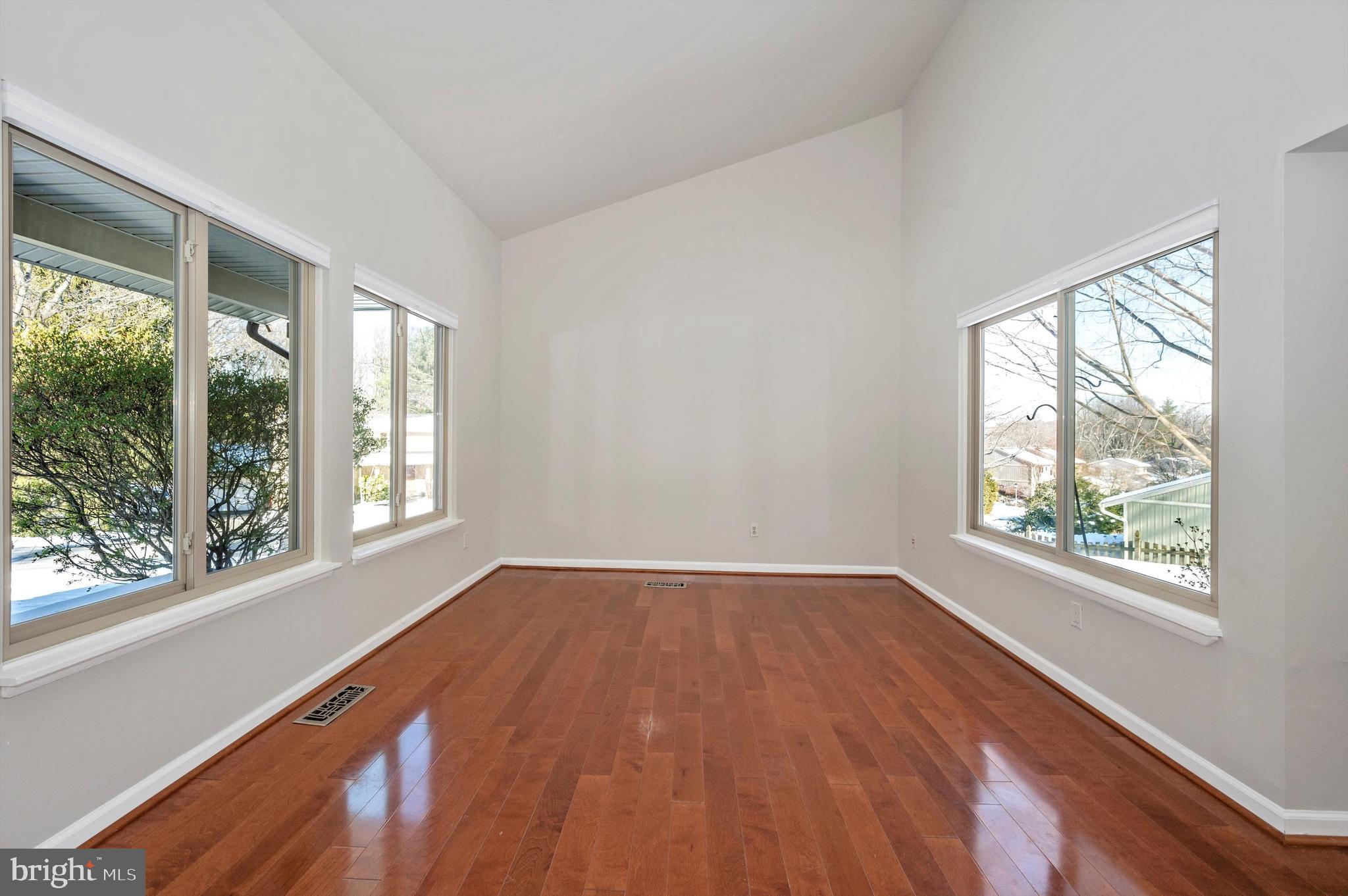 11617 Piney Lodge Road North Potomac, MD 20878 - Photo 6 of 39