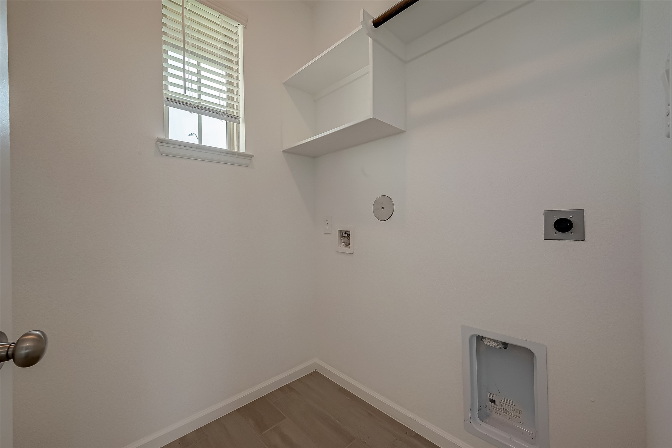 5010 Slate Prt Court Rosenberg, TX 77469 - Photo 17 of 39 a small space with a window