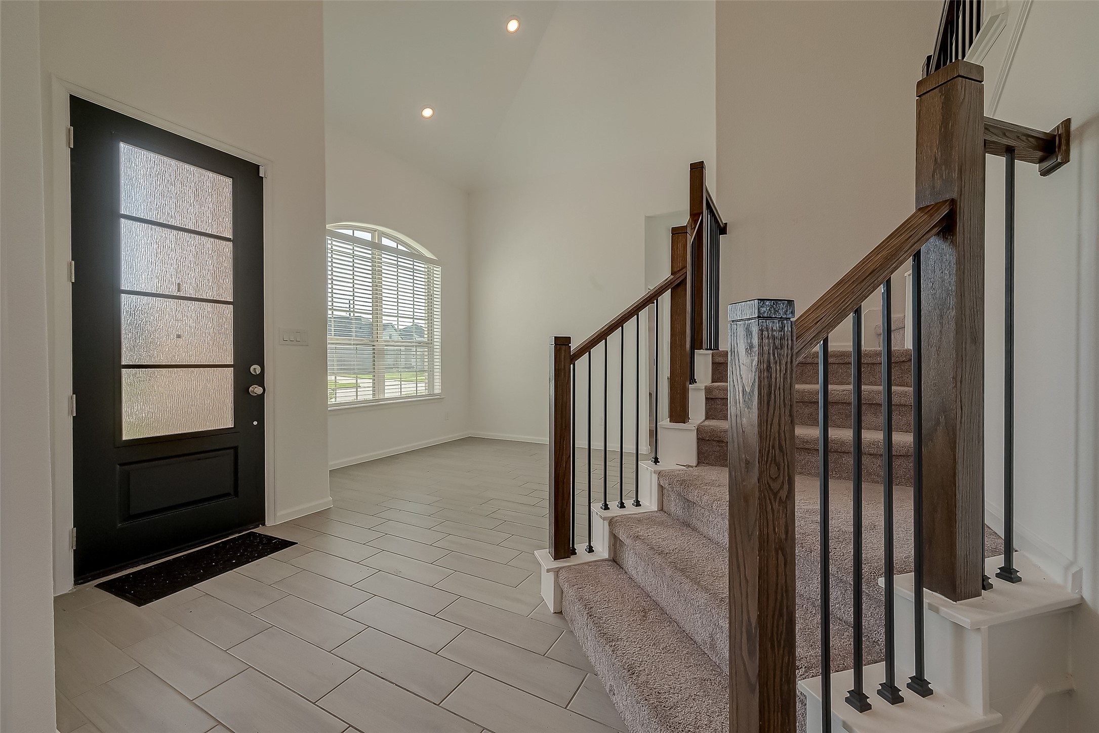 5010 Slate Prt Court Rosenberg, TX 77469 - Photo 4 of 39 a view of a hallway with windows and entryway