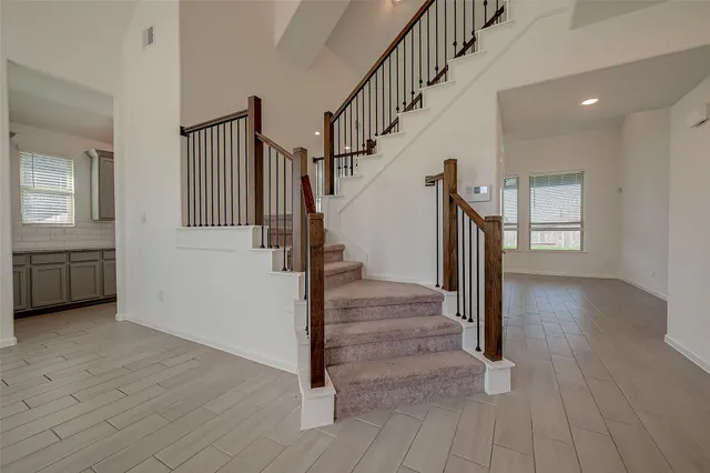 a view of a hallway with windows and entryway