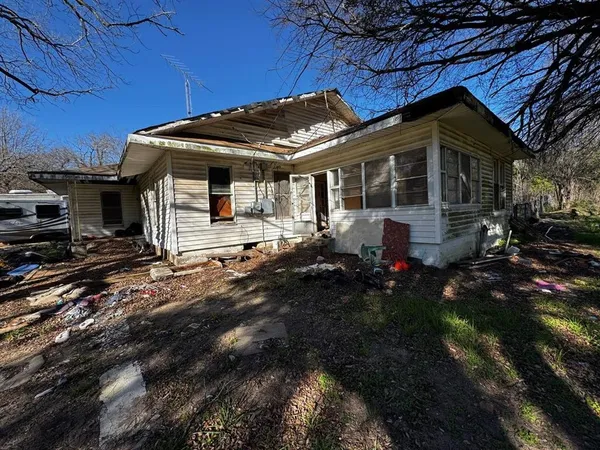 a view of a house with a backyard
