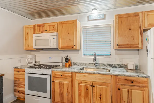 $459,900 | 4053 Deer Creek Road, Linden, TN 37096