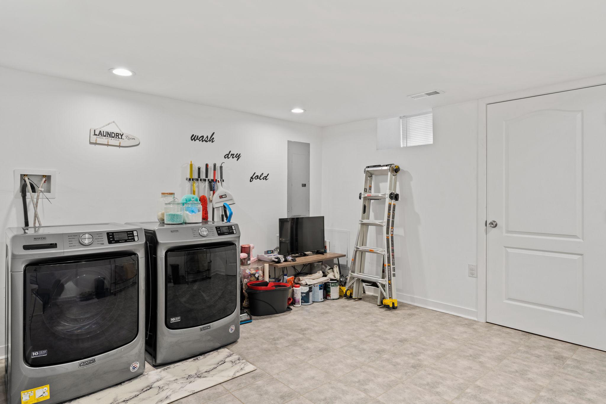 2924 Wharton Street Philadelphia, PA 19146 - Photo 21 of 29 a view of a livingroom with washer and dryer