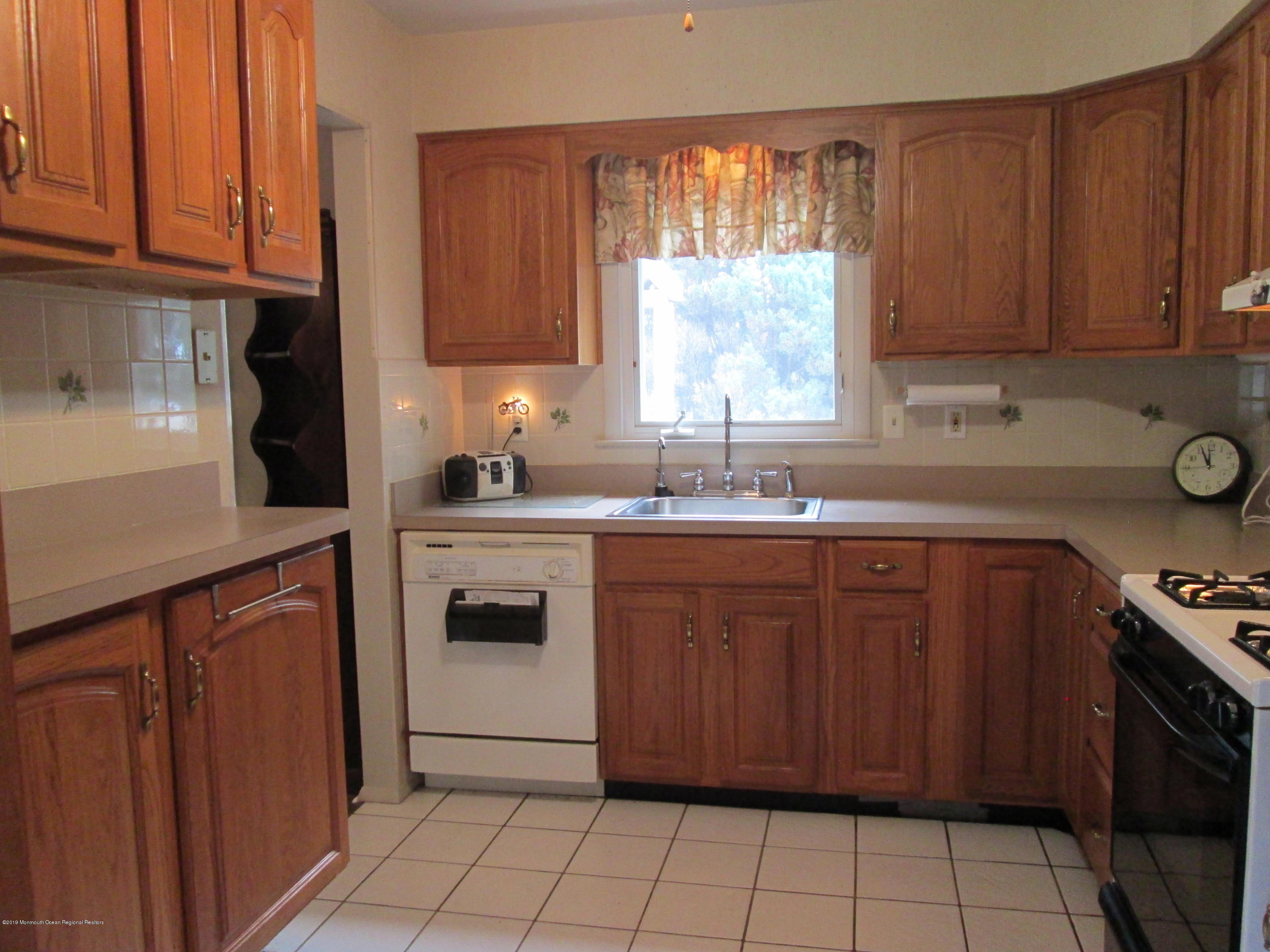 27 Coventry Road Toms River, NJ 08757 - Photo 8 of 11 27 Coventry Rd., Kitchen